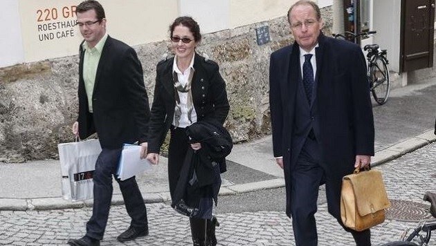 Sieben Tage vor Prozessbeginn trennt sich Monika Rathgeber (Mitte) von Anwalt Herbert Hübel (re.). (Bild: Markus Tschepp)
