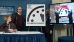 Der Physiker Lawrence Krauss (zweiter von links) vor der "Doomsday Clock" (Bild: APA/AFP/Nicholas Kamm)