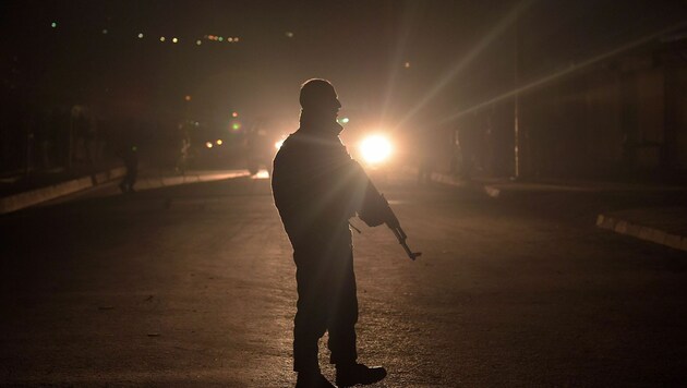 Afghanischer Polizist auf Nachtpatrouille (Bild: APA/AFP/SHAH MARAI)