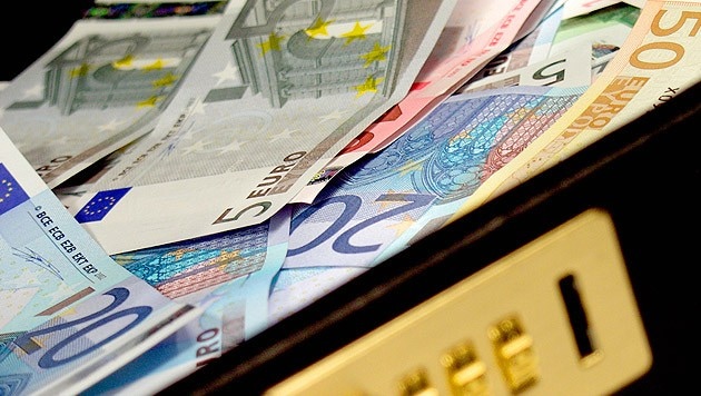 In unbeobachteten Momenten die Geldkoffer gegen „Blüten“ ausgetauscht. (Bild: thinkstockphotos.de)