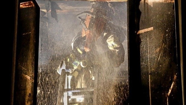 Die Feuerwehr kämpfte nach Mitternacht gegen die Flammen. (Bild: Markus Tschepp)