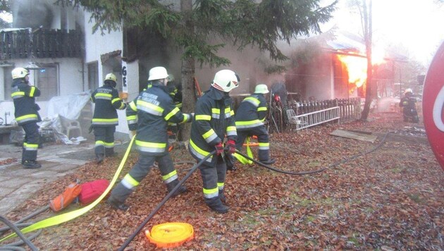 Jede Hilfe kam zu spät: Beim Eintreffen der Feuerwehren brannte das Wohnzimmer bereits lichterloh (Bild: FF Ferlach/Facebook)
