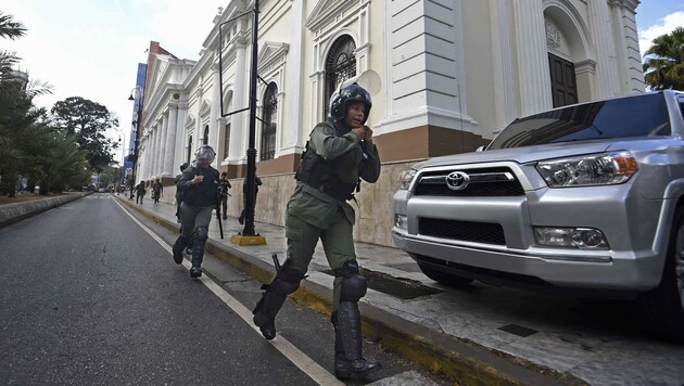 Polizisten im Regierungsviertel in Caracas (Bild: APA/AFP/JUAN BARRETO)