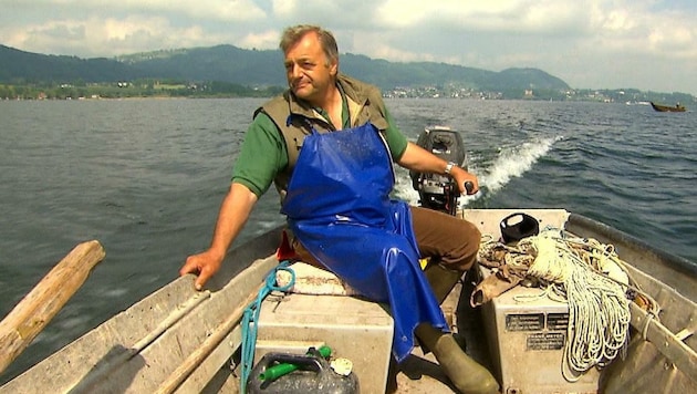 Sepp Poigner am Fischerboot (Bild: ServusTV (Archivbild))