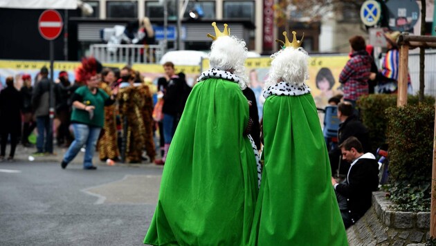 Sicherheit für Frauen steht bei den Vorbereitungen für den Kölner Karneval heuer im Mittelpunkt. (Bild: APA/AFP/PATRIK STOLLARZ)
