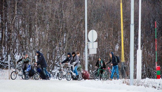 Über die Eisroute schlagen sich viele Flüchtlinge mit Fahrrädern von Russland nach Norwegen durch. (Bild: APA/AFP/JONATHAN NACKSTRAND)