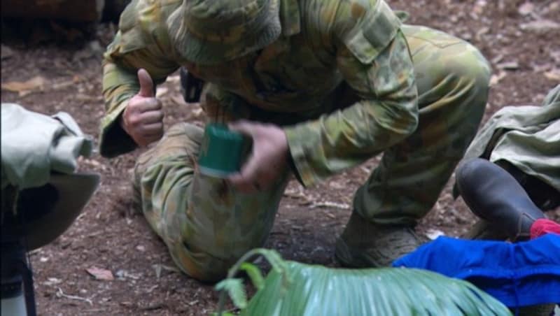 Ein Ranger geht im Camp auf Spinnenjagd. (Bild: RTL)