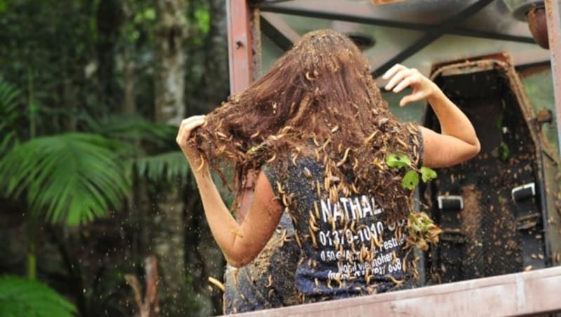 Igitt, igitt! Nach der Dschungelprüfung muss sich Nathalie von den Insekten befreien. (Bild: RTL)