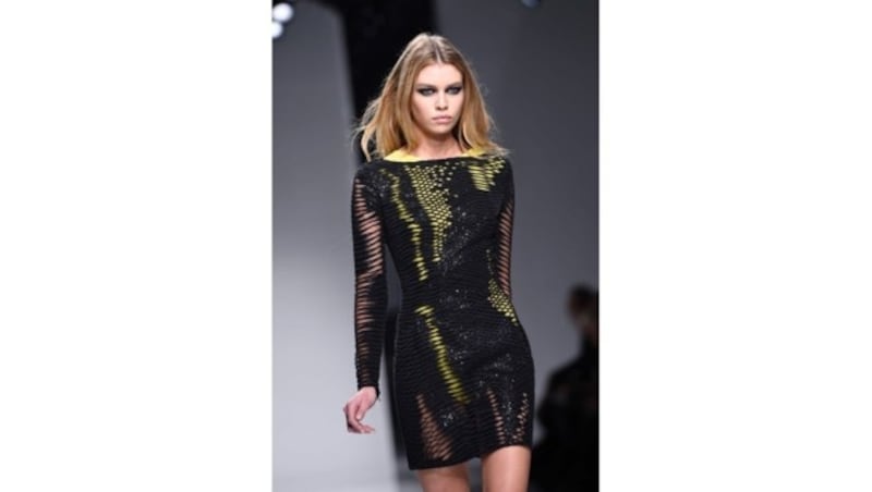 Stella Maxwell am Laufsteg von Versace (Bild: AFP)