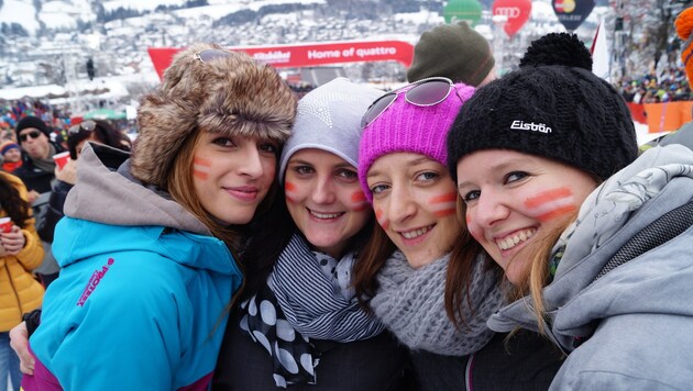 Julia, Daniela, Lisa und Melanie (von links) zeigten beim Slalom Flagge. (Bild: Samuel Thurner)