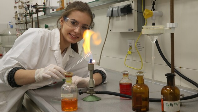 Sarah lässt sich zur Chemielabortechnikerin ausbilden. Die Arbeit macht ihr sichtlich Spaß. :-) (Bild: KRONEN ZEITUNG)