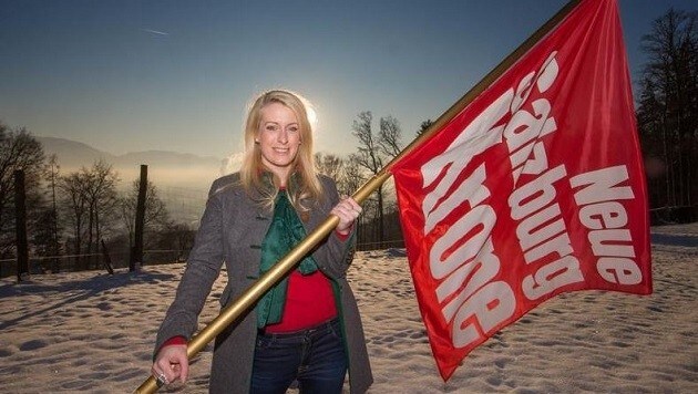 Erstbesteigung eines Unsinns: Redakteurin Anna Dobler hisst die "Krone"-Flagge auf dem Gitzen. (Bild: Franz Neumayr/MMV)