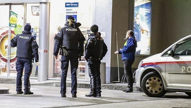Tatort Innsbrucker Bundesstraße: Die Polizei sicherte Spuren, es ist schon der fünfte Überfall. (Bild: Markus Tschepp)