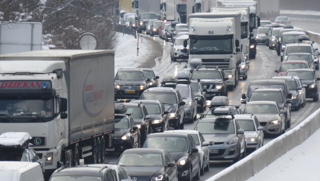 Lediglich im Schneckentempo kamen zahlreiche Verkehrsteilnehmer gestern auf der A12 voran. (Bild: Zoom-Tirol)