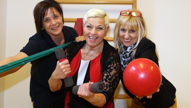 Jazz Gitti mit Therapieleiterin Claudia Hratsnik (li) und Thermalbad-Chefin Brigitte Schmidt (Bild: Evelyn Hronek)