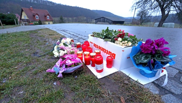 Blumen und Kerzen am Tatort erinnern an die schreckliche Silvesternacht. (Bild: APA/dpa/News5/Herse)