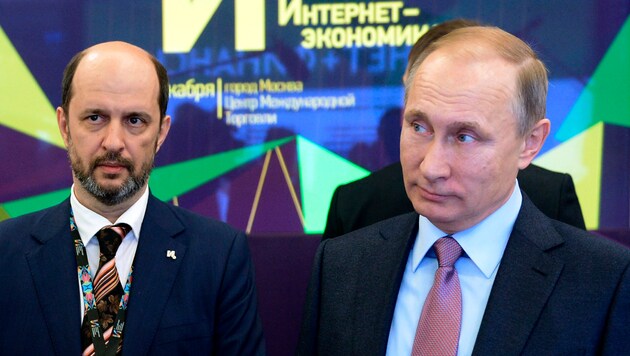Wladimir Putin mit seinem Internet-Berater Herman Klimenko (Bild: AP)