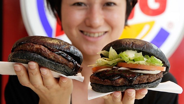 Diese schwarzen Burger gibt es nur kurze Zeit - und nur in Japan. (Bild: APA/EPA/KIMIMASA MAYAMA)