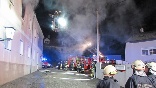 Von einer Drehleiter aus bekämpften die Florianis die Flammen. (Bild: APA/FF MISTELBACH)
