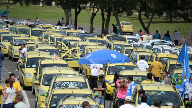 Taxifahrer in Sao Paulo protestieren seit Monaten gegen den Fahrdienst Uber. (Bild: AFP)