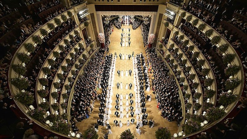 Der Ballsaal der Wiener Staatsoper während der glanzvollen Eröffnung 2015 (Bild: APA)