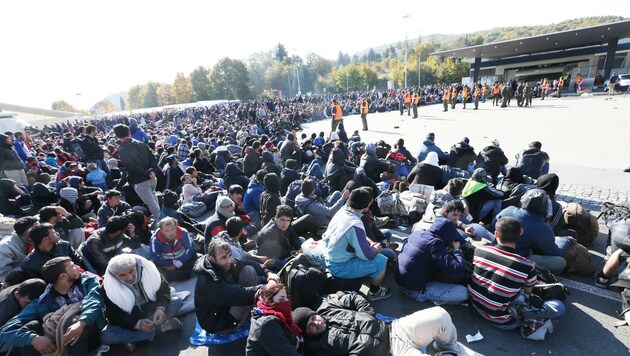 Spielfeld: Die steirische Polizei rechnet bald wieder mit 5000 bis 6000 Flüchtlingen täglich. (Bild: "Krone")