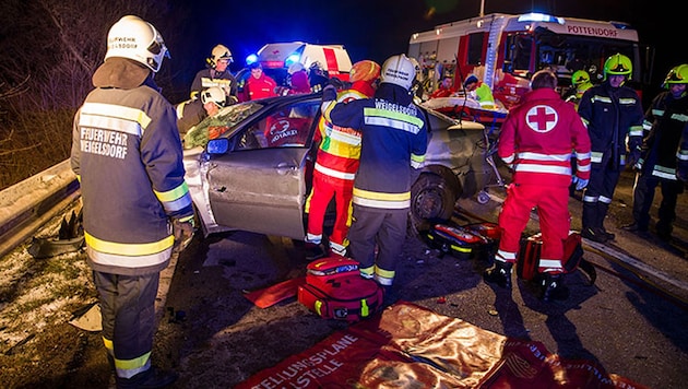 Die Rettungskräfte mussten die schwer verletzten Opfer aus dem Unfallwagen bergen. (Bild: APA/BFK BADEN/STEFAN SCHNEIDER)