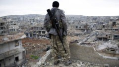Ein kurdischer Scharfschütze in der Grenzstadt Kobane (Archivbild)