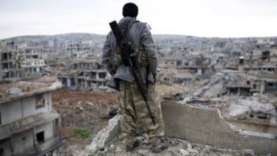 Ein kurdischer Scharfschütze in der Grenzstadt Kobane (Archivbild)