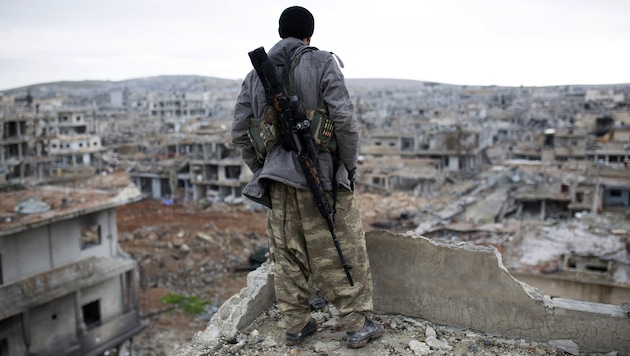 Ein kurdischer Scharfschütze in der Grenzstadt Kobane (Archivbild)