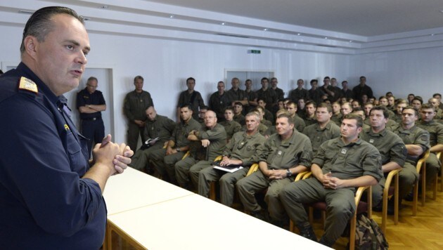 Hans Peter Doskozil während einer Schulung von Soldaten im Rahmen des Assistenzeinsatzes (Bild: APA/ROBERT JAEGER)