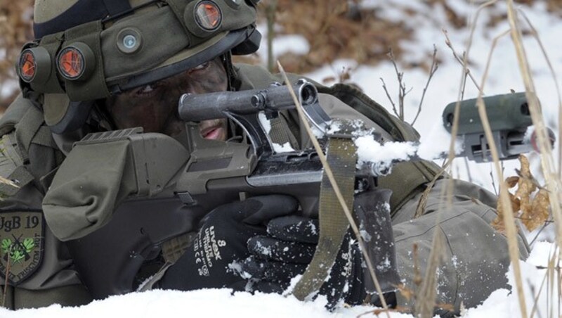 Besonders unsere Gebirgskampf-Fähigkeiten sind weltweit gefragt, die beim Bundesheer selbst Soldaten des Jägerbataillons 19 aus dem flachen Burgenland erlernen. (Bild: APA/BUNDESHEER/GUNTER PUSCH)