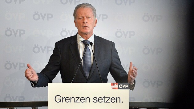 Für die Rochaden in der SPÖ-Regierungsmannschaft hat ÖVP-Chef Mitterlehner nur Spott übrig. (Bild: APA/BARBARA GINDL)