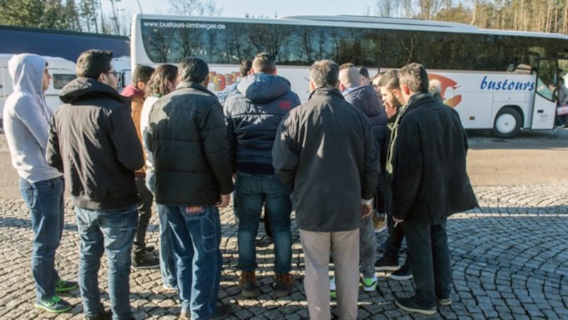 Die Flüchtlinge vor der Abfahrt (Bild: dpa)