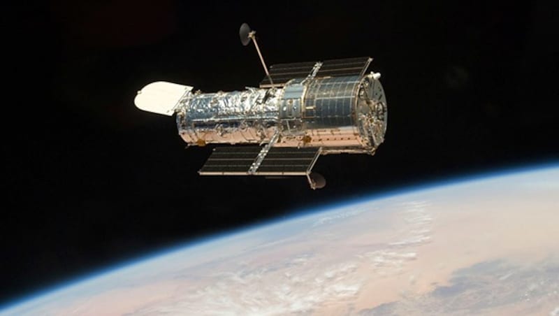 Das Weltraumteleskop "Hubble" im Erdorbit (Bild: NASA)