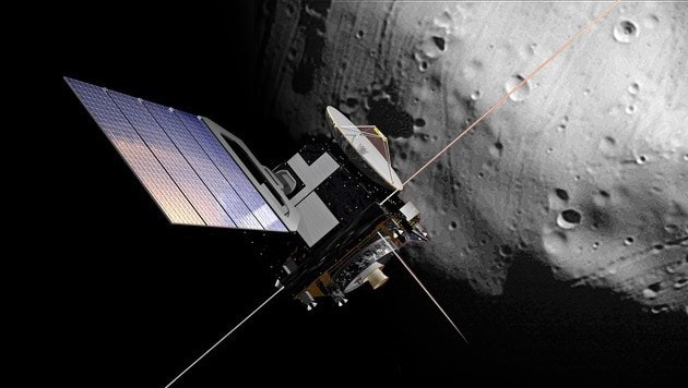 Die Sonde "Mars Express" vor dem Mond Phobos (Bild: ESA/Alex Lutkus, ESA/DLR/FU Berlin (G. Neukum), krone.at-Grafik)