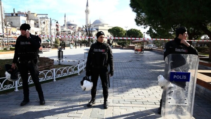 Polizeikräfte sichern das Altstadtviertel Sultanahmet. (Bild: AP)