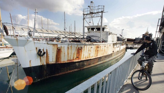 Die "Calypso" im Dock des Hafens La Rochelle im November 2005 (Bild: APA/AFP/Derrick Ceyrak)