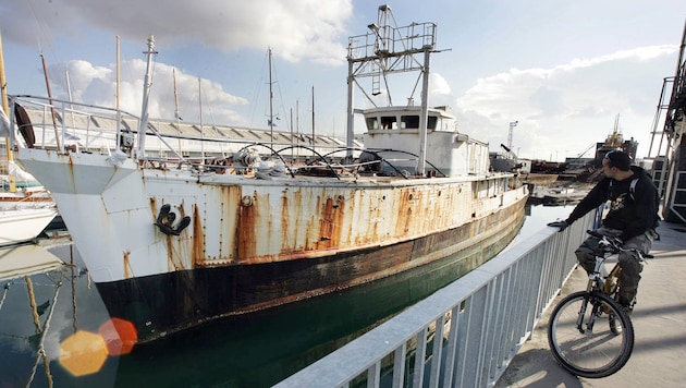 Die "Calypso" im Dock des Hafens La Rochelle im November 2005 (Bild: APA/AFP/Derrick Ceyrak)