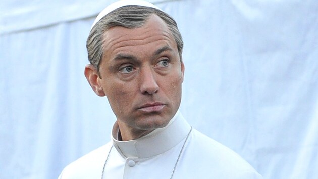 Schöner Pontifex: Jude Law als Papst beim TV-Dreh in Venedig (Bild: AP)