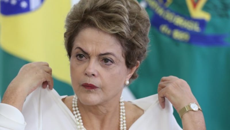 Präsidentin Dilma Rousseff muss sich wegen eines drohenden Amtsenthebungsverfahrens warm anziehen. (Bild: AP)