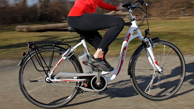 The woman was riding her bicycle when she was run over by the young driver (symbolic image). (Bild: Reinhard Holl (Symbolbild))