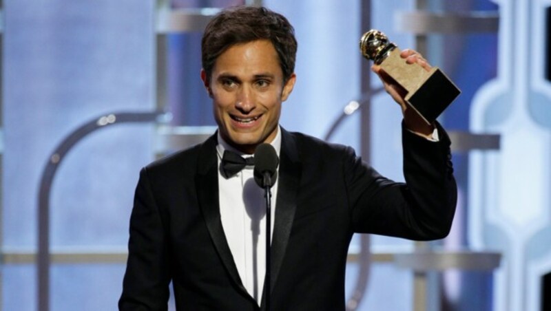 Gael Garcia Bernal gewinnt einen Preis als bester Schauspieler in der Serie "Mozart in the Jungle". (Bild: AP)