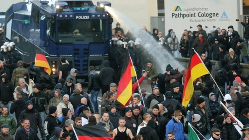 Bereits am Samstag war es in Köln zu Demonstrationen gekommen. (Bild: EPA)