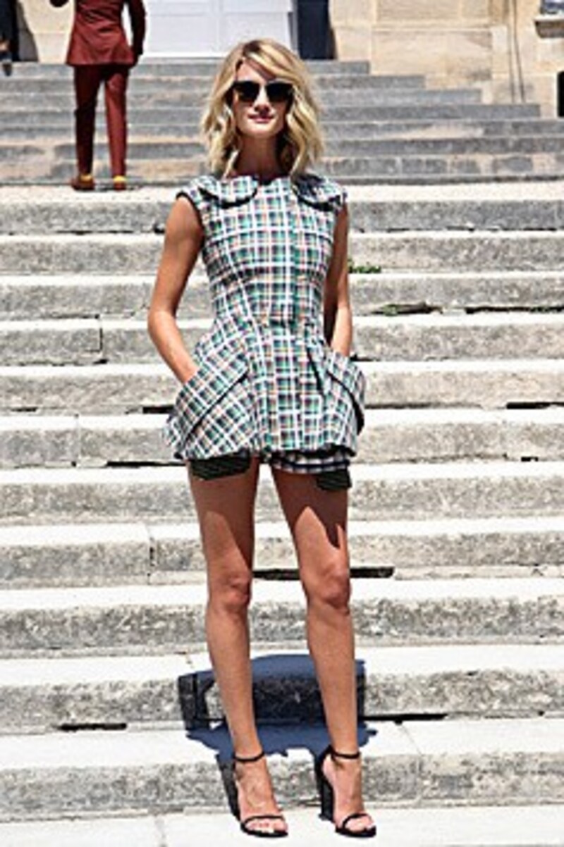 Bei der Dior-Show setzte Rosie Huntington-Whiteley auf Karomuster und viel Bein. (Bild: AP)