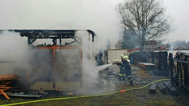 Die Löscharbeiten bei dem Brand in Mürzzuschlag (Bild: APA/BFVMZ PUSTERHOFER)