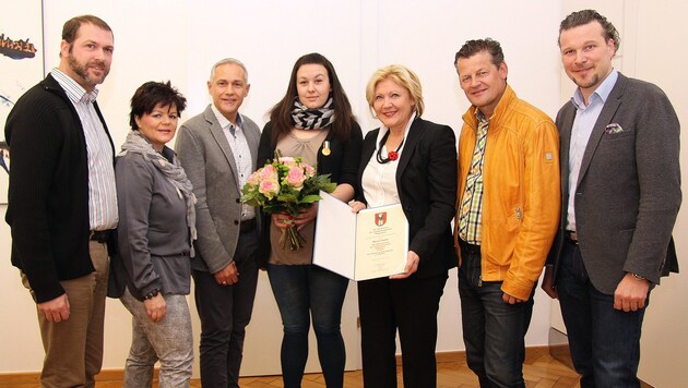 Marina Pajnik (Mitte) bekam von Bürgermeisterin und Stadtsenat die Goldene Medaille verliehen. (Bild: MagPress)