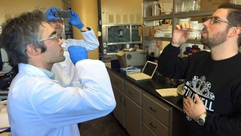 Crouse und Reynolds testen das 120 Jahre alte Bier. (Bild: Facebook.com/Jon Crouse)