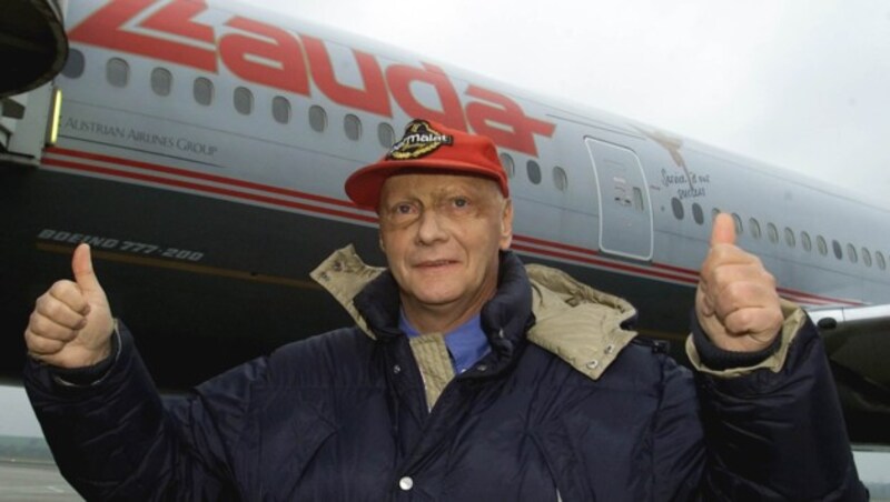 Niki Lauda vor einer Lauda-Air-Maschine (Bild: AP)