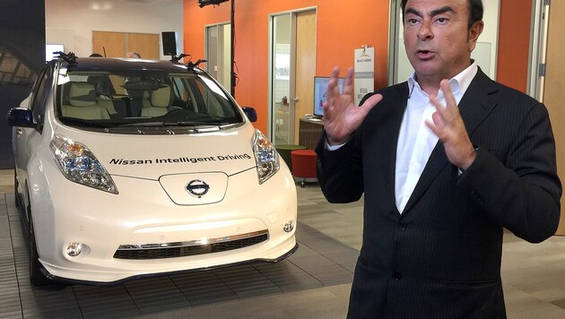 Renault-Nissan-Chef Carlos Ghosn vor dem Prototyp eines autonom fahrenden Nissan Leaf (Bild: AP)